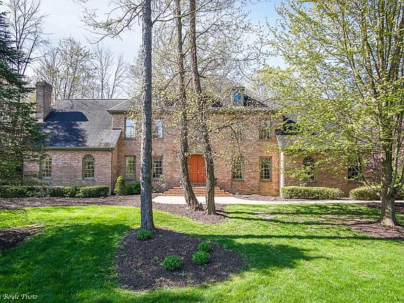 3rd image of 240 Barberry Ln
