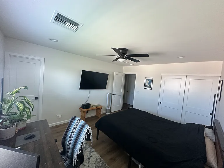 1008 W 10th Pl — Photo 5