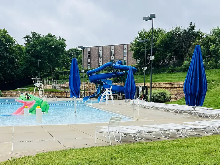 Horeb Pool just steps away.