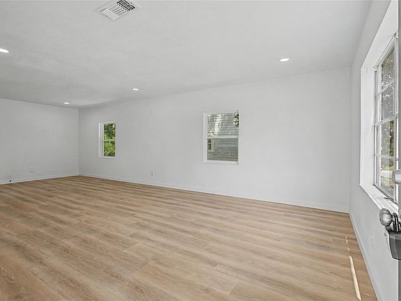 4th image of 632 University Ave