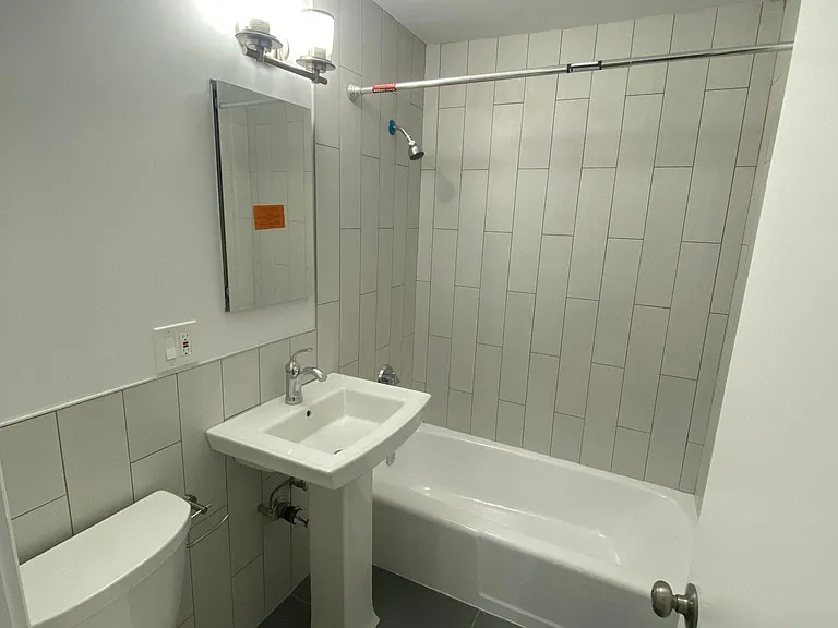 15 Leicester St #R — Photo 8