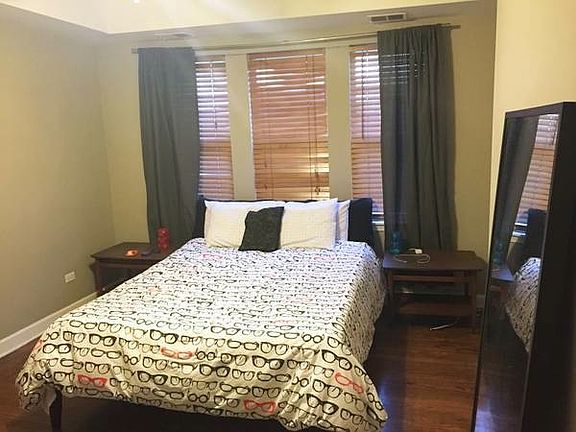 Larger Bedroom (queen bed)