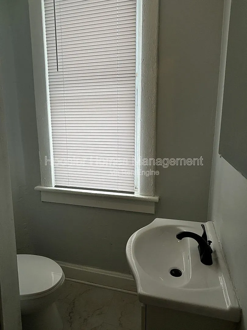 2 bed, 1.0 bath, 750 sqft, $1,050 — Photo 3