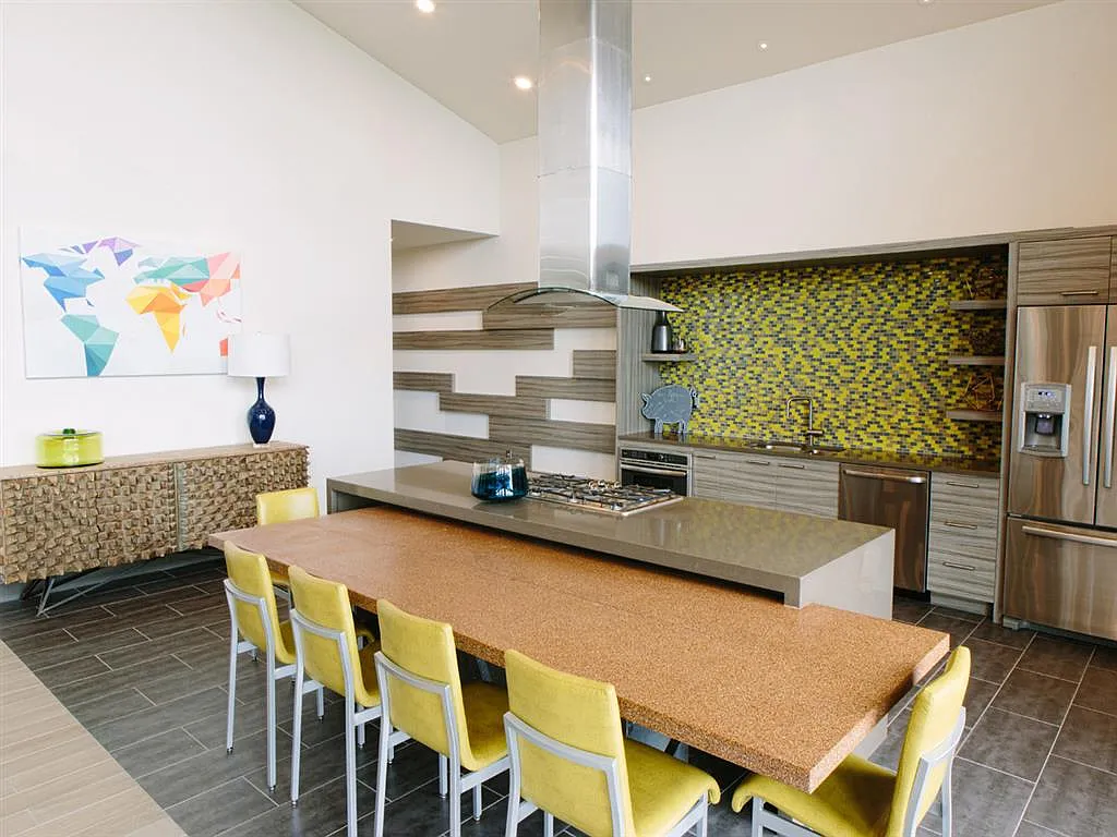 HUB 9 — Photo 2