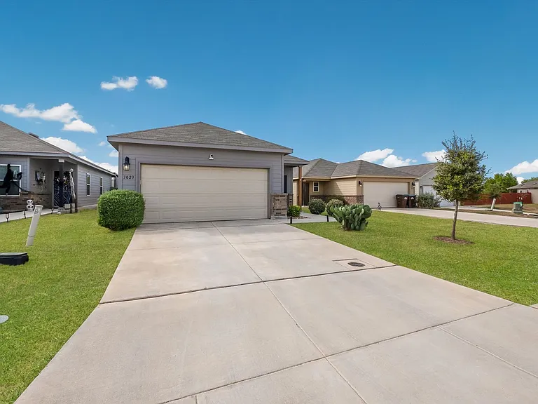 3023 Laguna Clfs — Photo 2