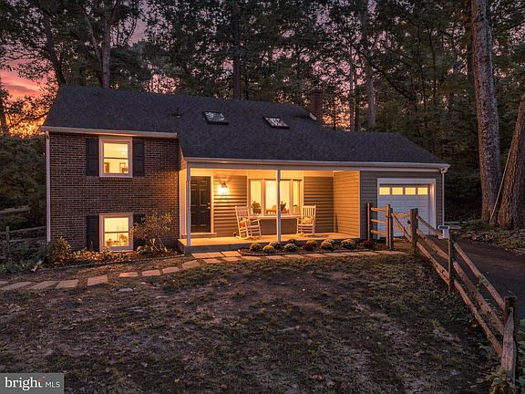 3rd image of 10 Wooded Ln
