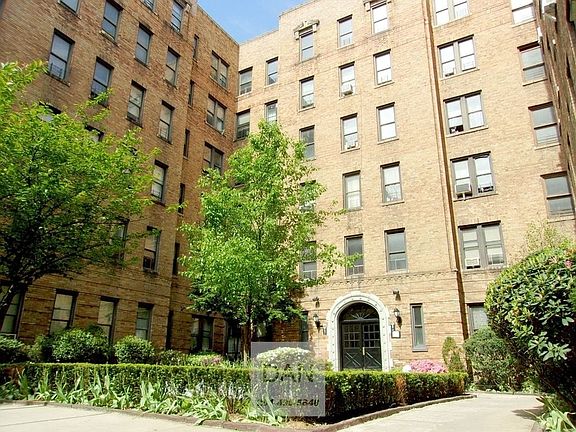 4th image of 4871 Broadway APT 1L