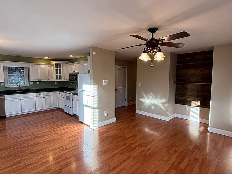 1305 Forest Ave — Photo 2