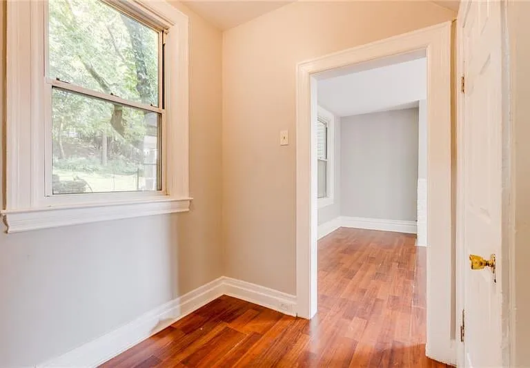 211 W Burgess St — Photo 23