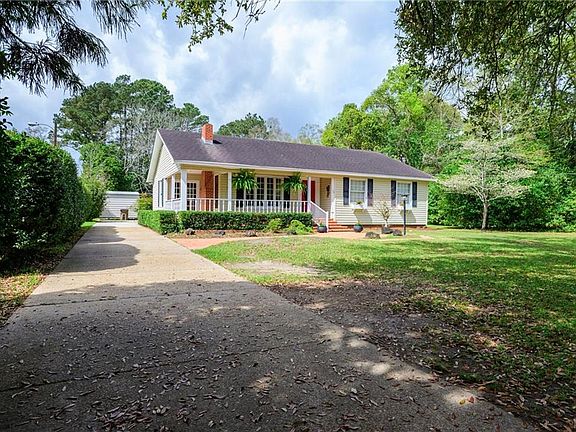 2nd image of 552 Magnolia Rd