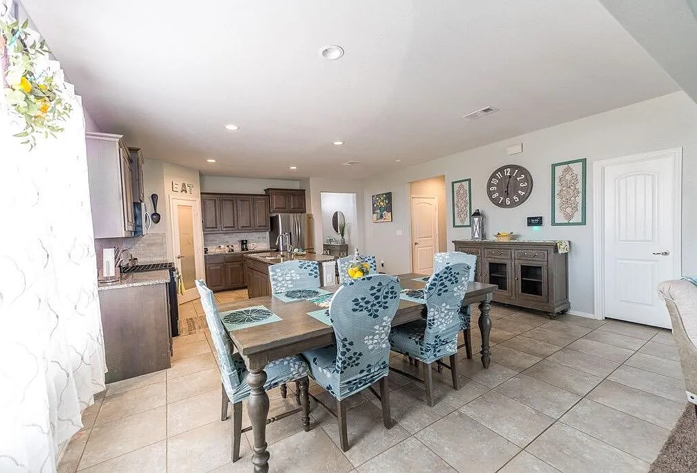 4 bed, 2.5 bath, 3000 sqft, $3,300 — Photo 4