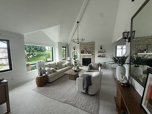 4 bed, 2940 sqft, $5,000 — Photo 2