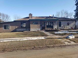 1040 Maple Dr, Mason City, IA 50401
