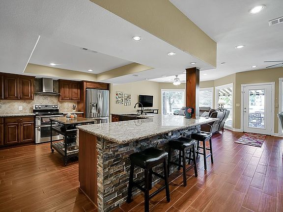 3rd image of 3943 Lakewood Dr