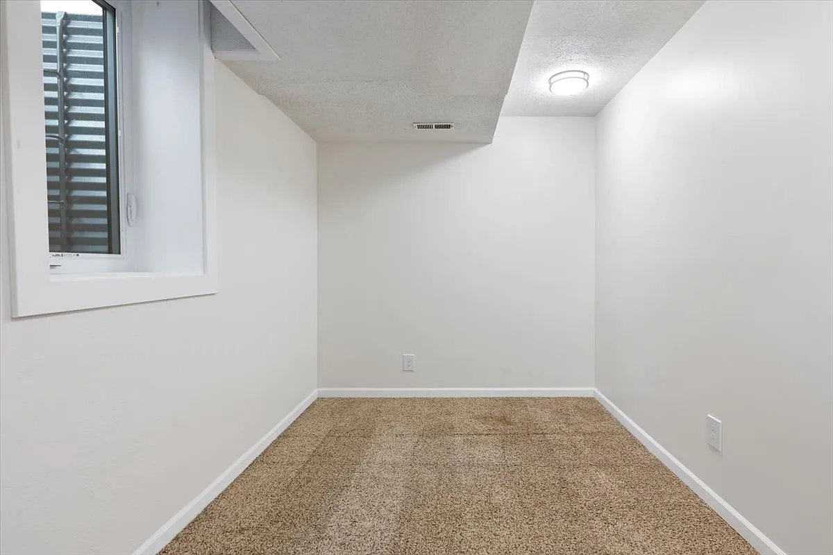2 Belvidere St E — Photo 3