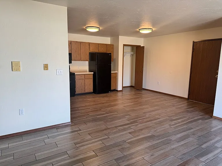 700 Fairway Dr — Photo 2