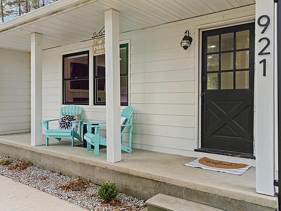 3rd image of 921 Geller Ct