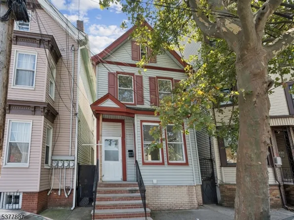 85 Lang St, Newark City, NJ 07105