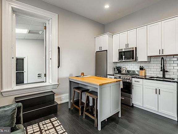 3rd image of 305 S Walnut St #4
