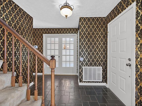 3rd image of 181 Woodbourne Dr