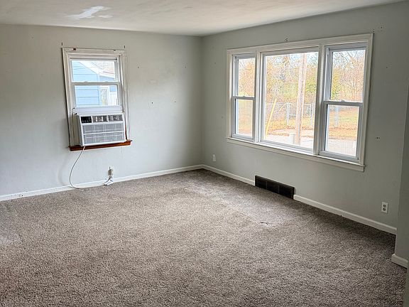 4th image of 902 Windsor St