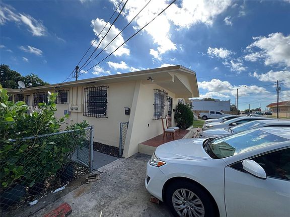 3rd image of 733 NW 33rd Ave