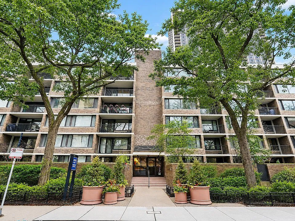 1555 N Sandburg Ter #201