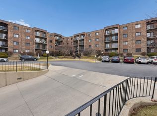 601 W Huntington Commons Rd APT 202, Mount Prospect, IL 60056