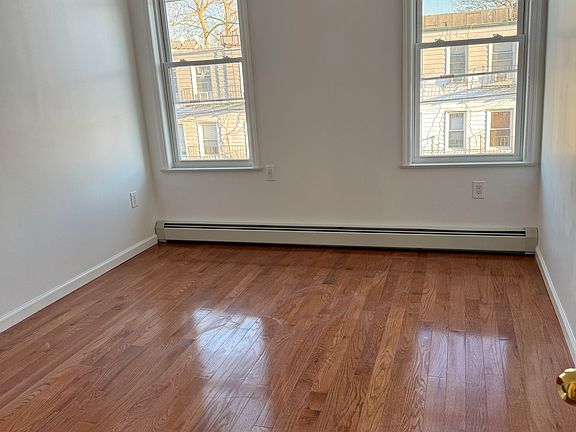 2nd image of 26 Bay 7 St #2