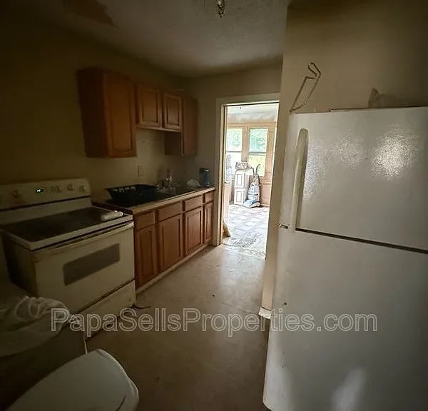 2067 N Maple Ave — Photo 8