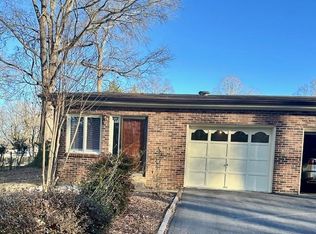 1049 7th St NE, Hickory, NC 28601