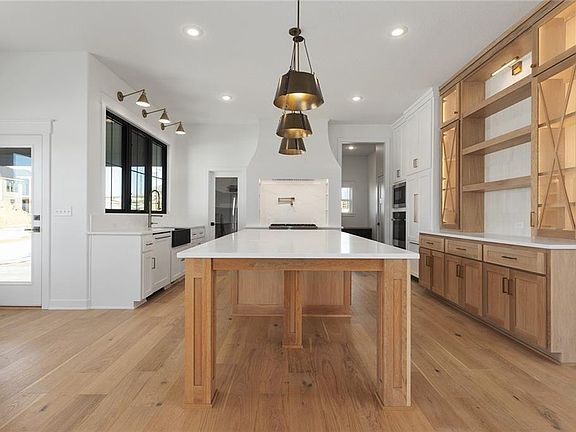 4th image of 5695 Thousand Oaks Dr