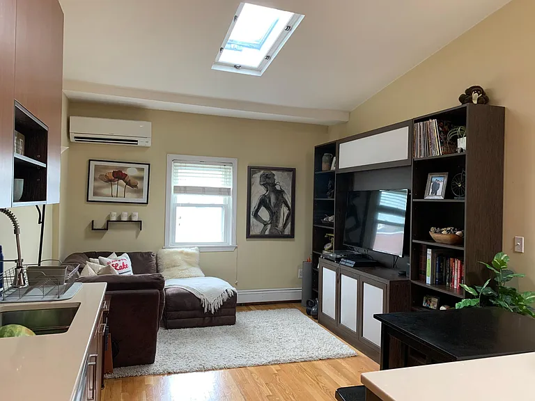 907 E 4th St #3 — Photo 2