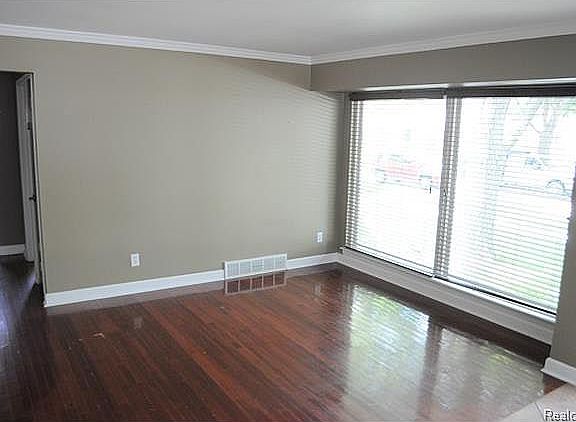 3rd image of 1244 N Selfridge Blvd