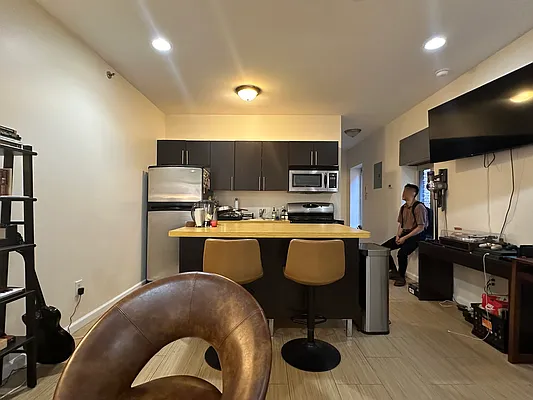 Rented by Zjama Realty Corp | media 12