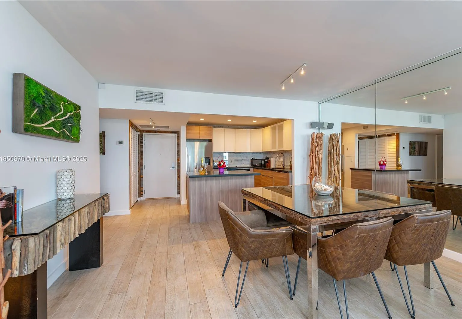 Roney Palace Condo — Photo 3