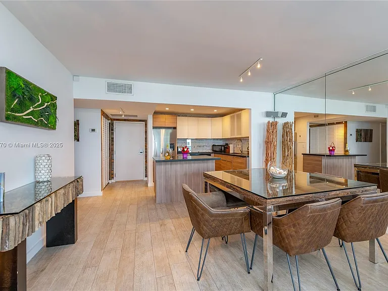 2301 Collins Ave #716 — Photo 3