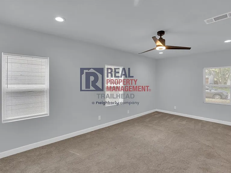 556 NW Lorna St — Photo 10