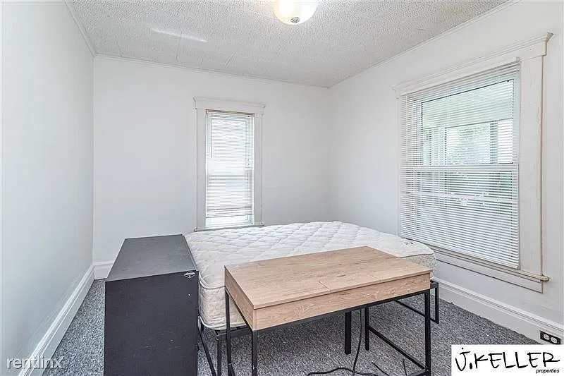909 Woodlawn Avenue - 1 — Photo 3