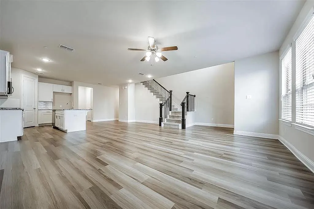3 bed, 1996 sqft, $2,649 — Photo 4