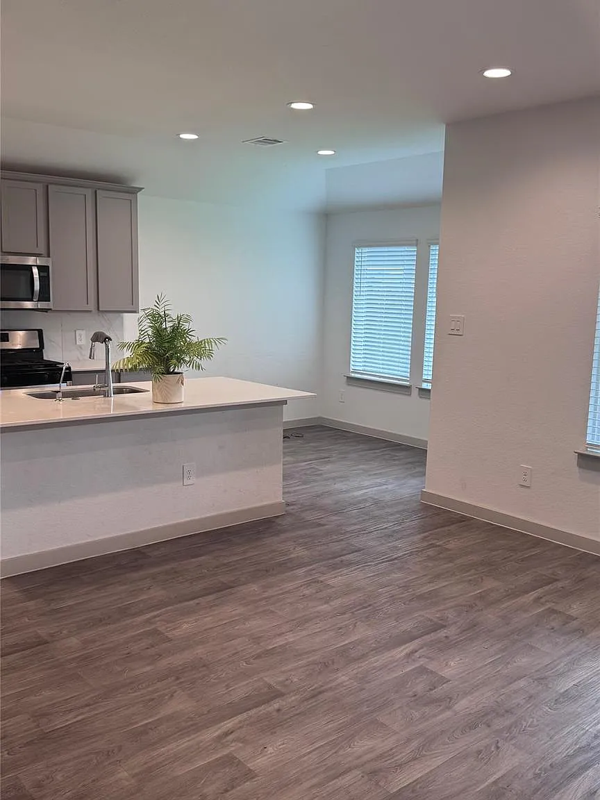 3 bed, 2.0 bath, 1257 sqft, $2,200 — Photo 4