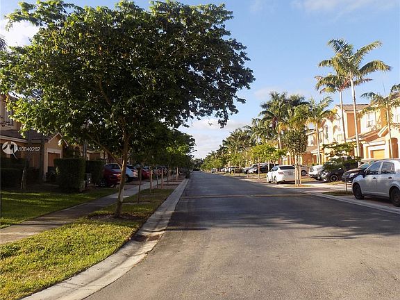 4th image of 975 NE 41st Pl #975
