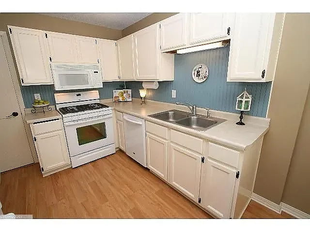 White Kitchen - 1/2 Penkwe Way
