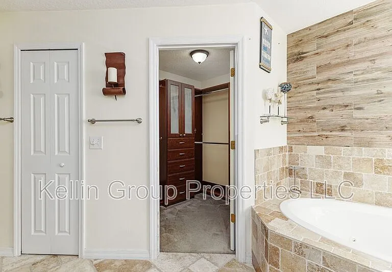 7233 Wakeview Dr — Photo 17