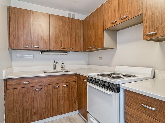 4th image of 2626 N Lakeview Ave APT 3706