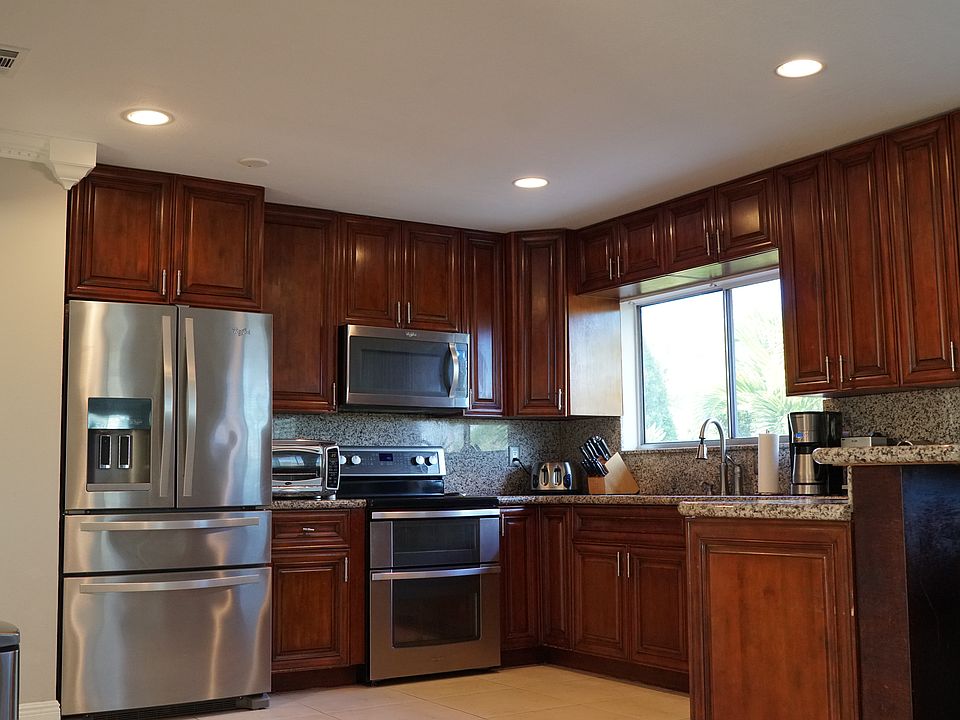 1st image of 613 SW Everett Ct