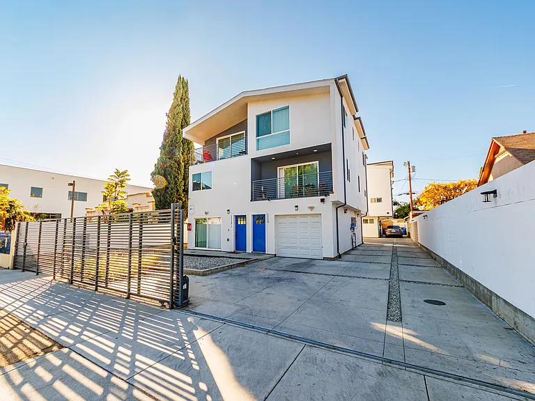 1119 N Berendo St — Photo 3