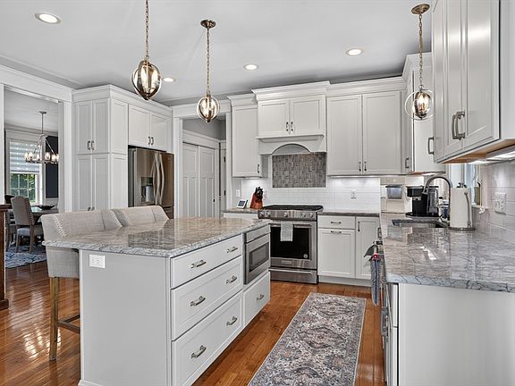 3rd image of 10 Sterling Ct