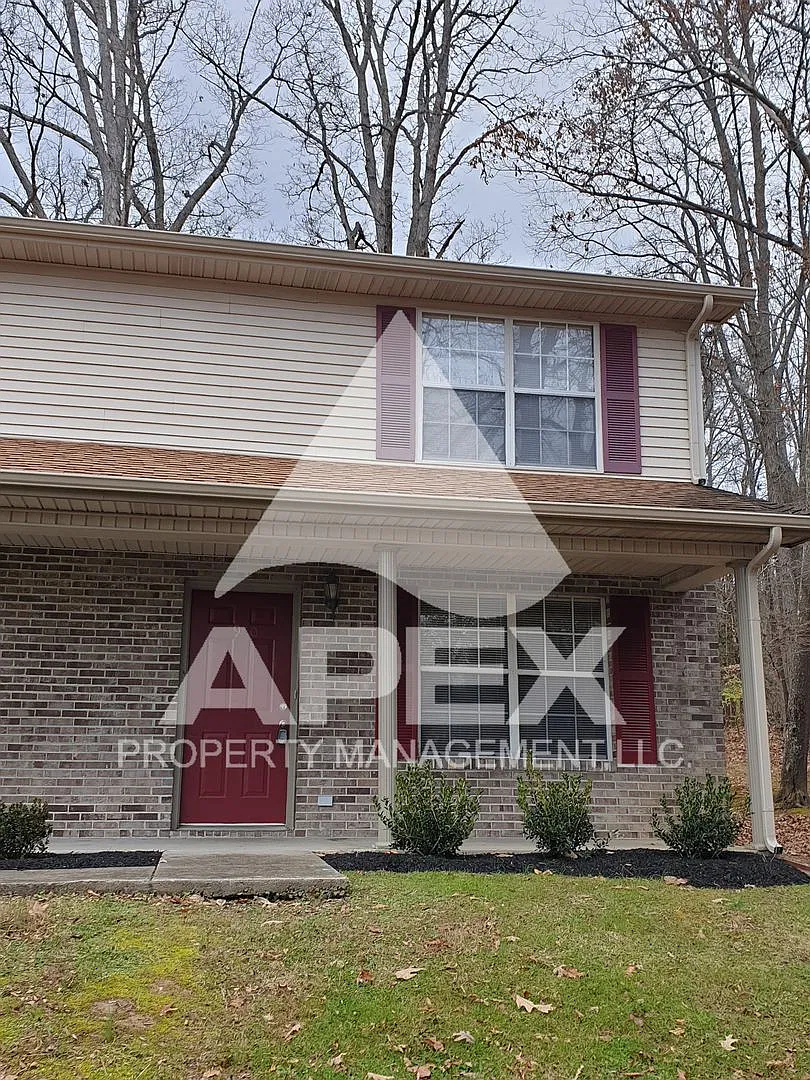 Spacious 2 Bd 1.5 Ba Townhouse in Halls! — Photo 1