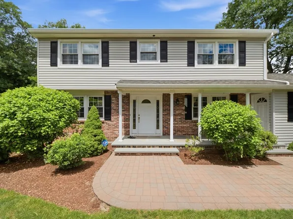 9 Sparhawk Dr, Burlington, MA 01803